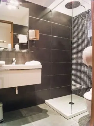 Üç Kişilik Oda