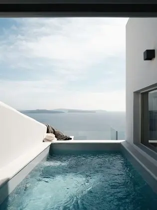 Deluxe Suite outdoor hot tub sea view