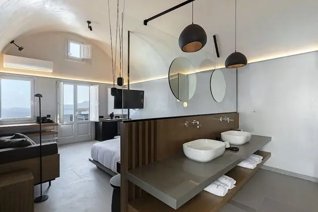 Deluxe Suite outdoor hot tub sea view