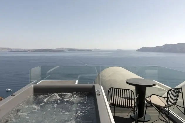 Deluxe Suite outdoor hot tub sea view
