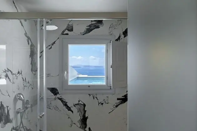 Deluxe Suite outdoor hot tub sea view