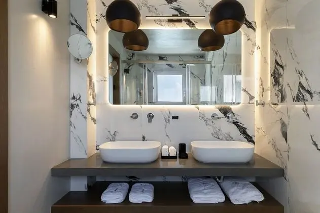 Deluxe Suite outdoor hot tub sea view
