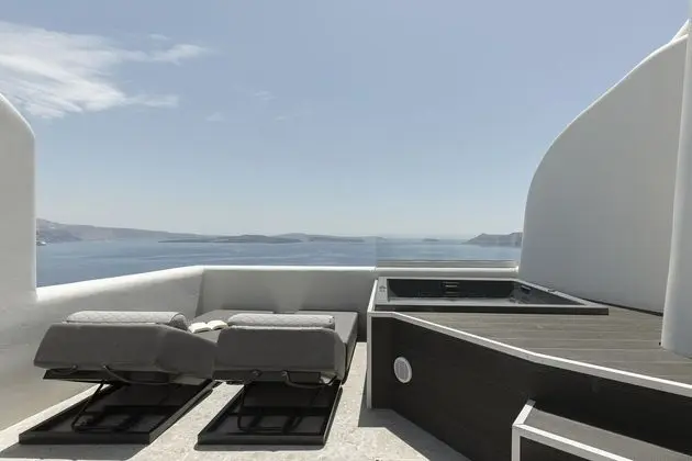 Junior Suite outdoor hot tub sea view