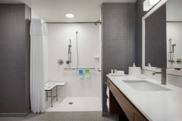 Stüdyo, Birden Çok Yatak, Engellilere Uygun (Roll-In Shower)