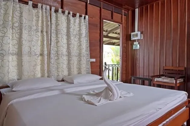 Deluxe Bungalow - Pool side