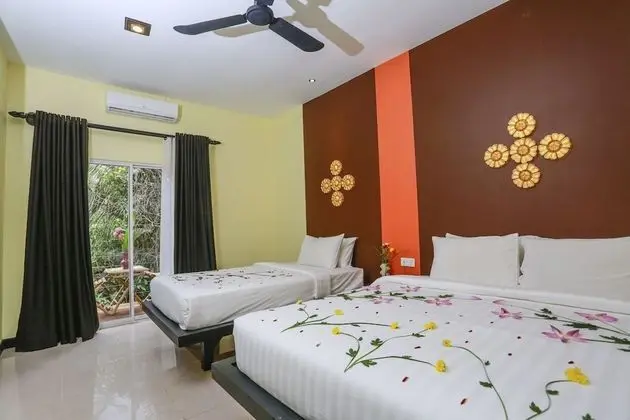 Studio Twin Room with Balcony - Free Pick Up