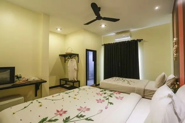 Studio Twin Room with Balcony - Free Pick Up