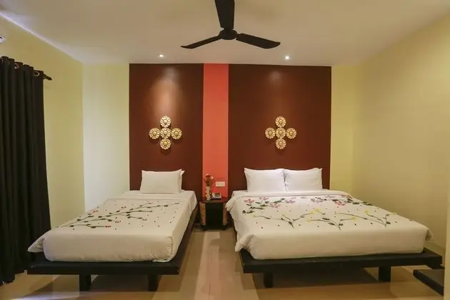 Studio Twin Room with Balcony - Free Pick Up