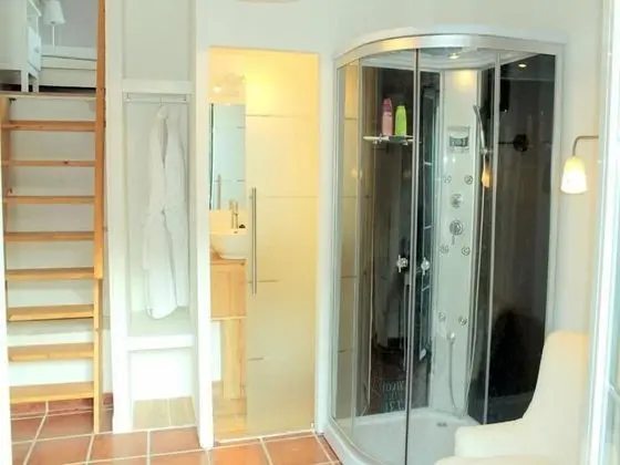 Panoramic Tek Büyük Yataklı Oda, Özel Banyo, Kısmi Deniz Manzaralı (Loft)