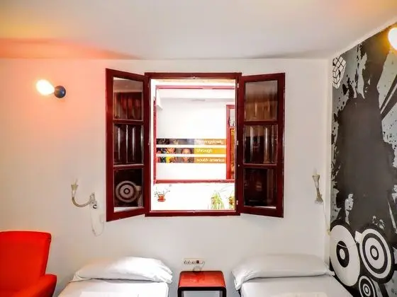 İki Ayrı Yataklı Oda, Ortak Banyo