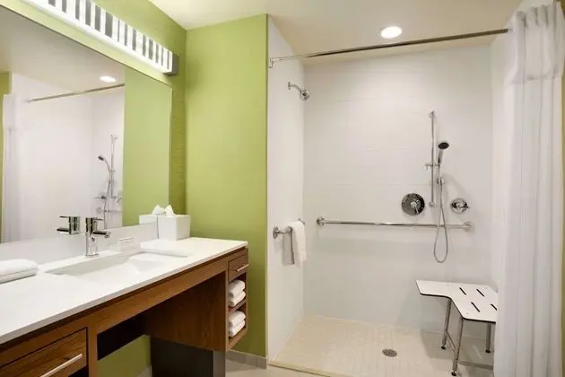 Stüdyo, 1 En Büyük (King) Boy Yatak, Engellilere Uygun (Roll-In Shower)