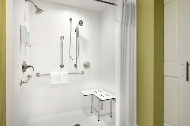 Süit, 1 En Büyük (King) Boy Yatak, Engellilere Uygun (Roll In Shower)