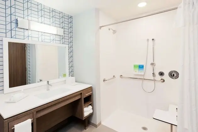 Stüdyo, 1 En Büyük (King) Boy Yatak, Engellilere Uygun (Roll-In Shower)