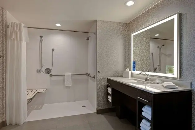 Stüdyo, 1 En Büyük (King) Boy Yatak, Engellilere Uygun (Roll-In Shower)