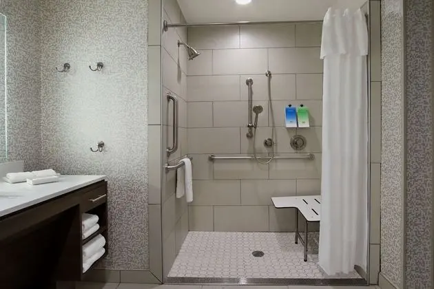 Süit, 1 En Büyük (King) Boy Yatak, Engellilere Uygun (Roll-In Shower)