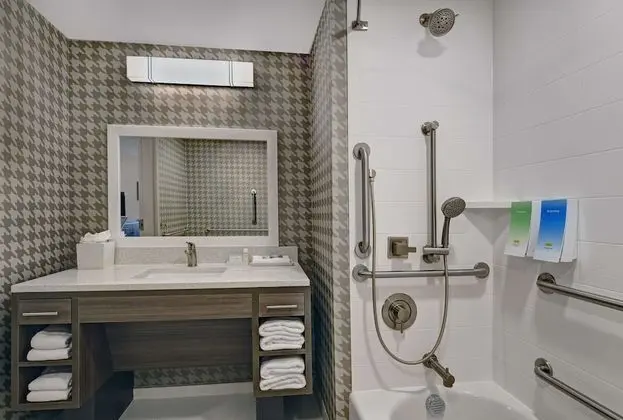 Süit, 1 En Büyük (King) Boy Yatak, Engellilere Uygun, Küvet (Mobility & Hearing)
