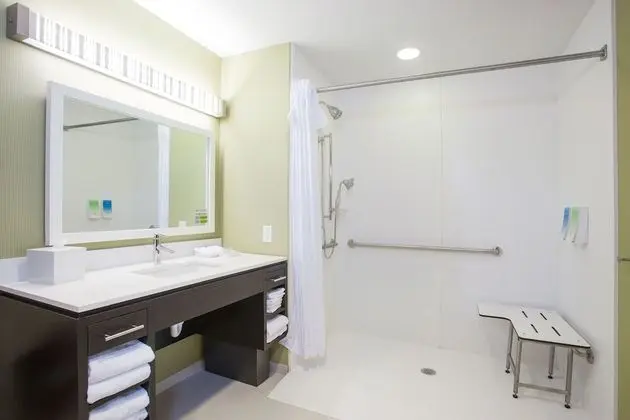 Süit, 1 En Büyük (King) Boy Yatak, Engellilere Uygun (Roll-In Shower)