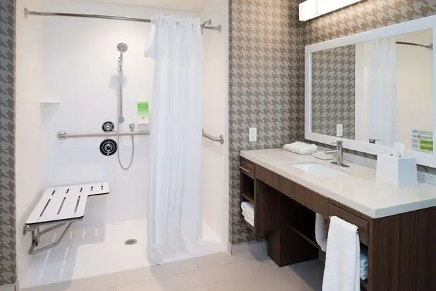 Süit, 1 En Büyük (King) Boy Yatak, Engellilere Uygun (Roll-In Shower)