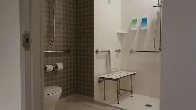 Süit, 1 En Büyük (King) Boy Yatak, Engellilere Uygun (Roll-In Shower)