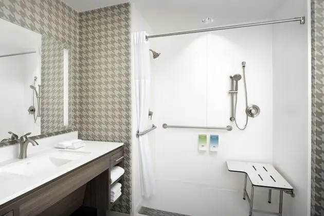Stüdyo, 1 En Büyük (King) Boy Yatak, Engellilere Uygun (Roll-In Shower)