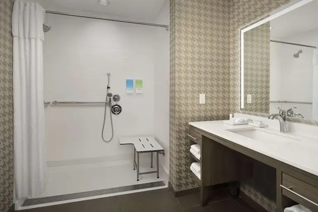 Stüdyo, 1 En Büyük (King) Boy Yatak, Engellilere Uygun (Roll-In Shower)