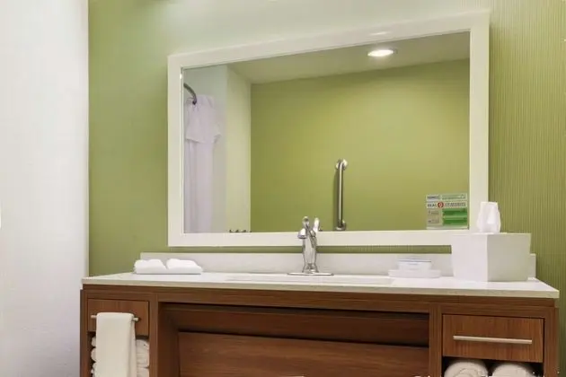 Oda, 1 En Büyük (King) Boy Yatak, Engellilere Uygun, Sigara İçilmez (Roll-in Shower)