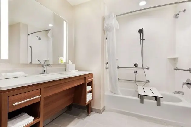 Oda, 1 En Büyük (King) Boy Yatak, Engellilere Uygun (3x3 Transfer Shower)