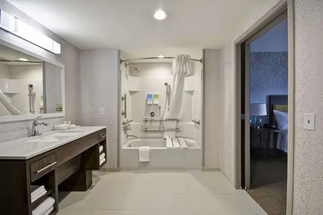 Stüdyo Süit, 1 Büyük (Queen) Boy Yatak, Engellilere Uygun (Mobility & Hearing, Roll-in Shower)