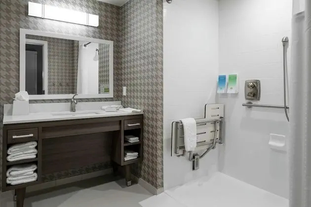 Stüdyo, 1 En Büyük (King) Boy Yatak, Engellilere Uygun (Mobility & Hearing, Roll-In Shower)