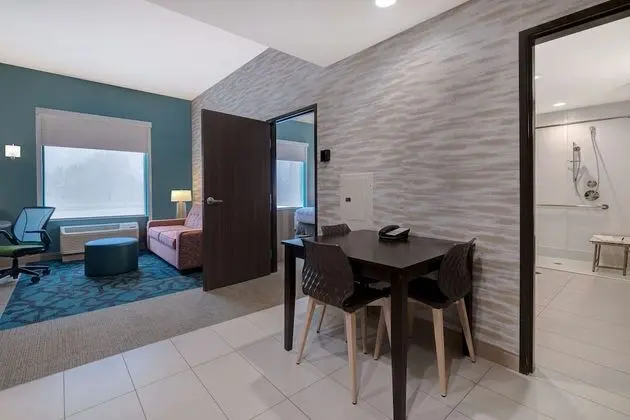 Stüdyo, 1 En Büyük (King) Boy Yatak, Engellilere Uygun (Roll-In Shower)