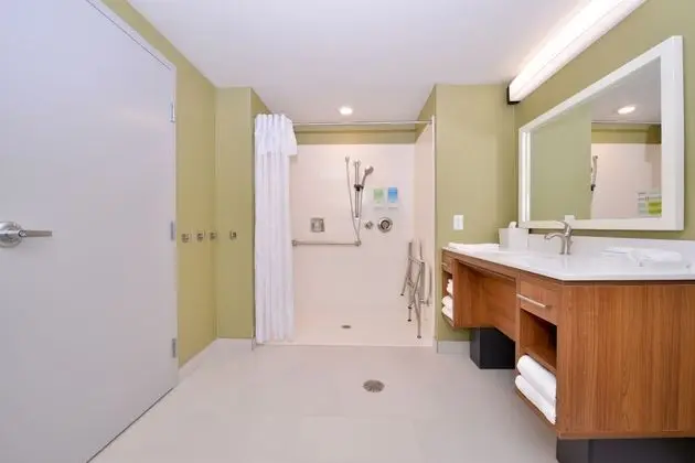Süit, 1 En Büyük (King) Boy Yatak, Engellilere Uygun (Roll In Shower)
