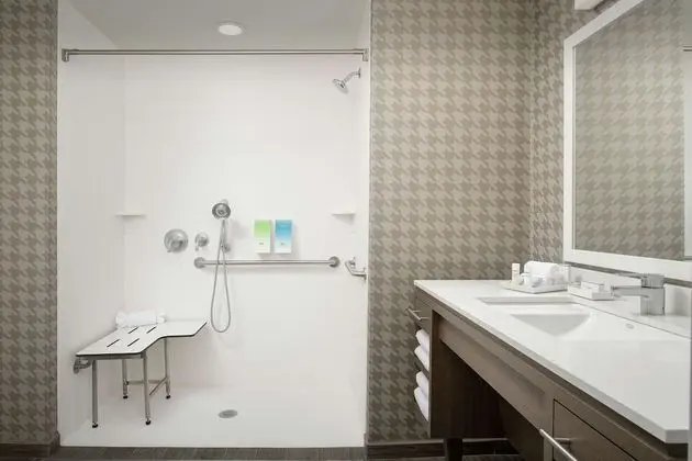 Stüdyo, 1 En Büyük (King) Boy Yatak, Engellilere Uygun (Roll-In Shower)