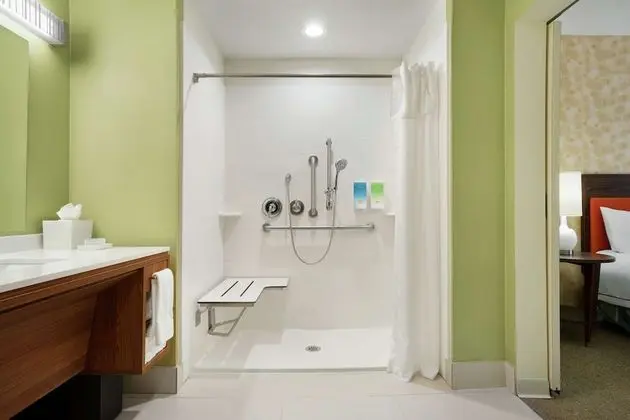 Oda, 1 Büyük (Queen) Boy Yatak, Engellilere Uygun (Mobility & Hearing, 3x3 Shower)