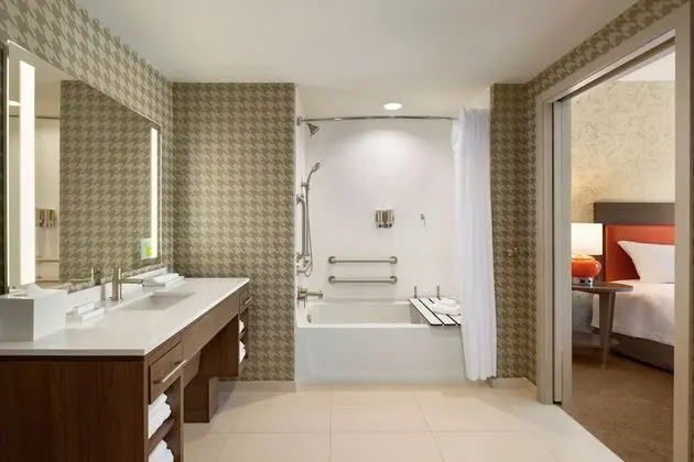 Süit, 1 Yatak Odası, Engellilere Uygun (Mobility & Hearing, Roll-in Shower)