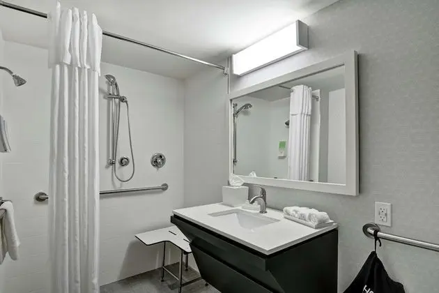 Stüdyo, 1 En Büyük (King) Boy Yatak, Engellilere Uygun (Mobility & Hearing, Roll-in Shower)