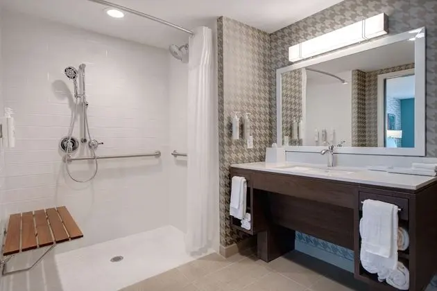 Süit, 1 Yatak Odası, Engellilere Uygun (Mobility & Hearing, Roll-in Shower)