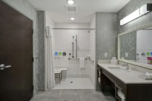 Süit, 1 En Büyük (King) Boy Yatak, Engellilere Uygun (Roll-In Shower)