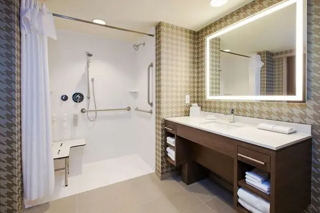 Süit, 1 En Büyük (King) Boy Yatak, Engellilere Uygun (Roll-In Shower)