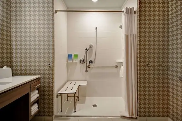 Stüdyo, 2 Büyük (Queen) Boy Yatak, Engellilere Uygun (Roll-In Shower, Mobility & Hearing)