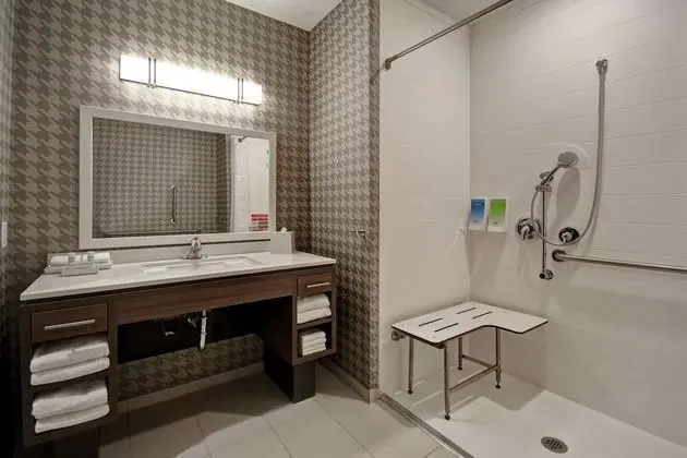 Stüdyo, 2 Büyük (Queen) Boy Yatak, Engellilere Uygun (Roll-In Shower, Mobility & Hearing)