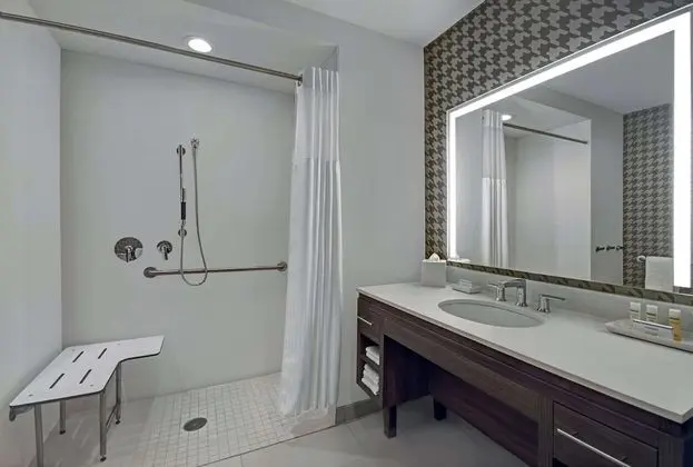 Stüdyo, 1 En Büyük (King) Boy Yatak, Engellilere Uygun (Roll-In Shower)