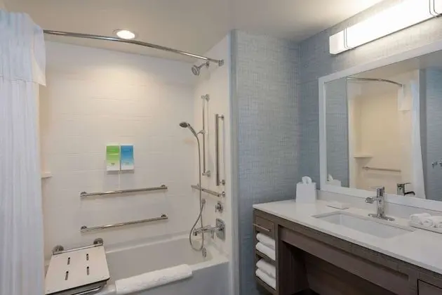 Oda, 2 Büyük (Queen) Boy Yatak, Engellilere Uygun (3x3 Shower)
