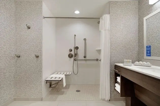 Stüdyo, 2 Büyük (Queen) Boy Yatak, Engellilere Uygun (Roll-In Shower)
