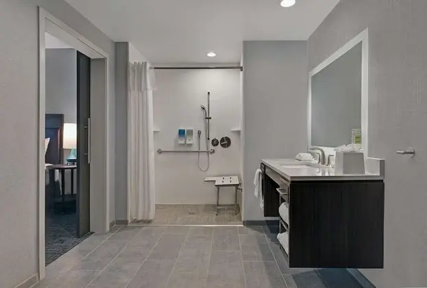 Süit, 1 En Büyük (King) Boy Yatak, Engellilere Uygun (Roll-In Shower)