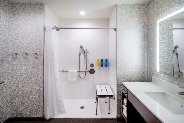 Stüdyo, 1 En Büyük (King) Boy Yatak, Engellilere Uygun (Mobility & Hearing, Roll-in Shower)