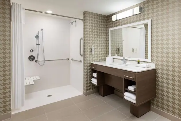 Stüdyo, 1 En Büyük (King) Boy Yatak, Engellilere Uygun (Roll-In Shower)