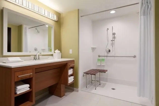 Süit, 1 En Büyük (King) Boy Yatak, Engellilere Uygun (Roll-in Shower)
