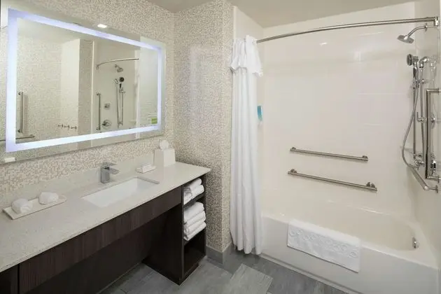 Süit, 1 En Büyük (King) Boy Yatak, Engellilere Uygun (Roll-In Shower)