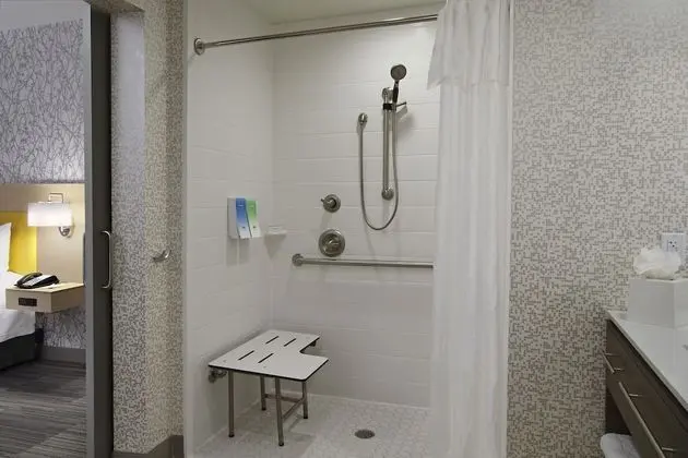 Süit, 1 En Büyük (King) Boy Yatak, Engellilere Uygun (Roll-In Shower, Mobility & Hearing)