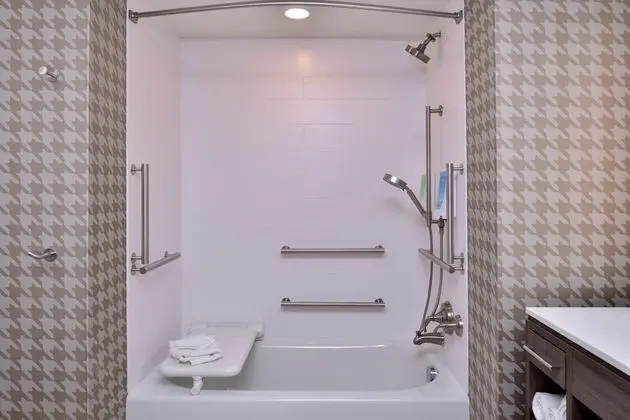Stüdyo, 1 En Büyük (King) Boy Yatak, Engellilere Uygun (Roll-In Shower)